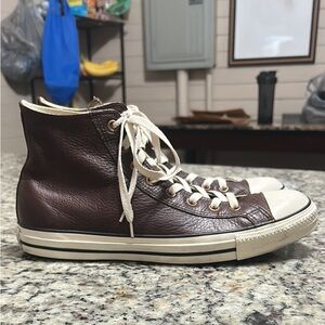 Men’s leather converse, size 11. Very lightly worn. Like new.